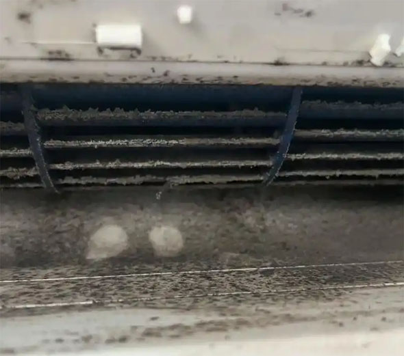 汝南空调吹的风有股烧焦味是怎么回事